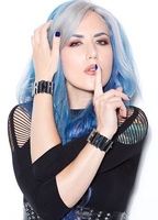 Alissa White-Gluz nuda