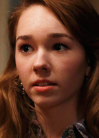 Holly Taylor nuda