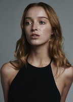 Phoebe Dynevor nuda