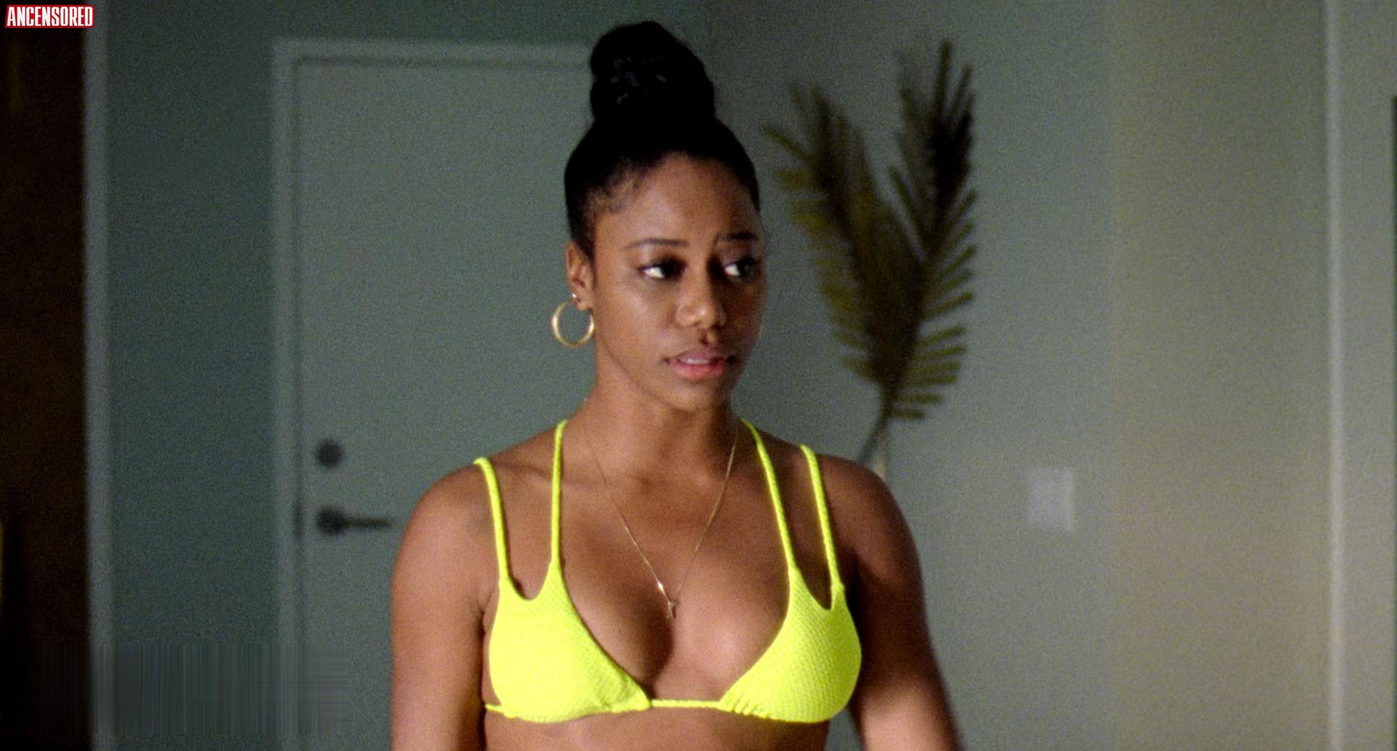 Taylour Paige nude pics.