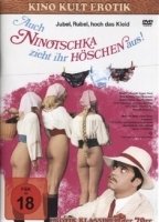 Auch Ninotschka zieht ihr Höschen aus scene nuda