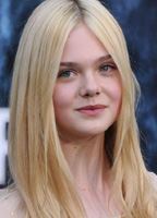 Elle Fanning nuda