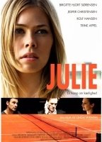 Julie (2011) Scene Nuda