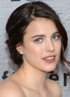 Margaret Qualley nuda