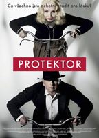 Protektor (2009) Scene Nuda