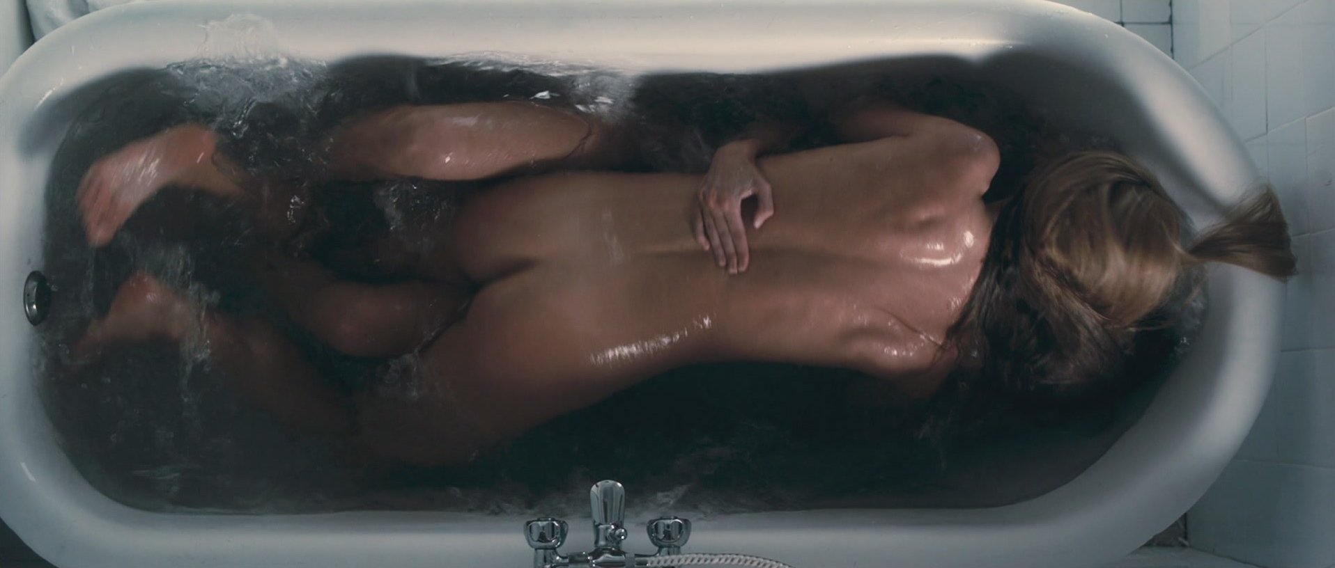 Голая сучка сексует в ванной