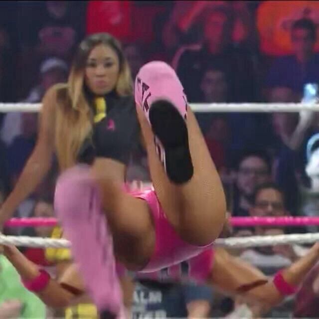 Nikki Bella Nuda ~30 Anni In Wwe Monday Night Raw 