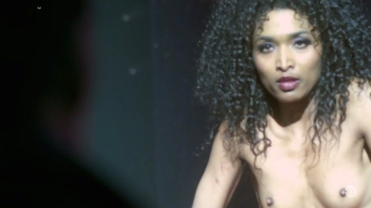 Sara Martins Nuda Anni In Pigalle La Nuit