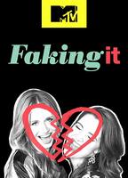 Faking It - Più che amiche scene nuda