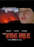 En las arenas negras (2003) Scene Nuda