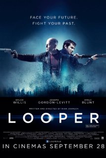 Looper (2012) Scene Nuda